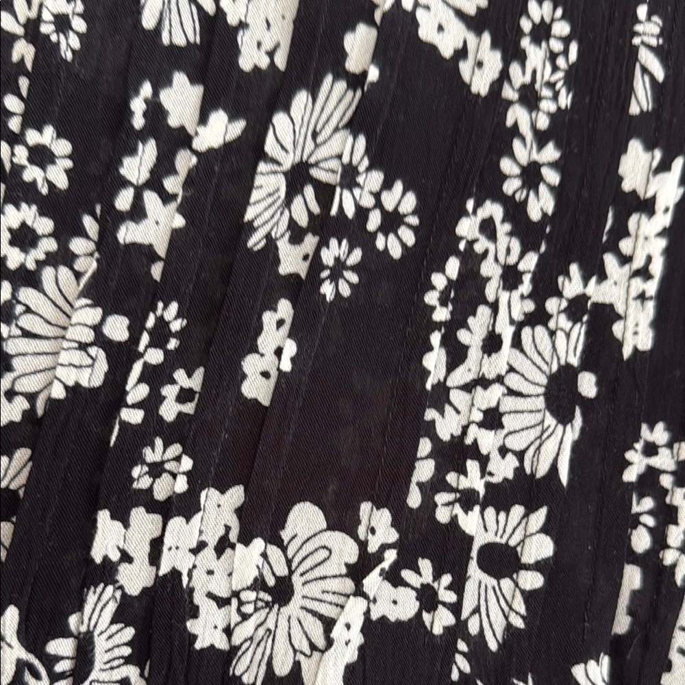 THML Black and White Ruffled Short Sleeve Blouse - Picture 4 of 8